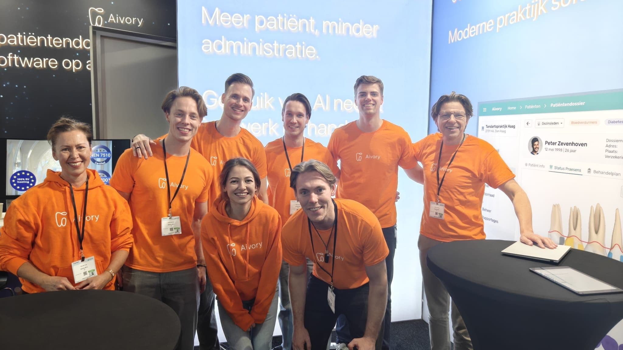 Het team van Aivory bij de stand op Dental Expo